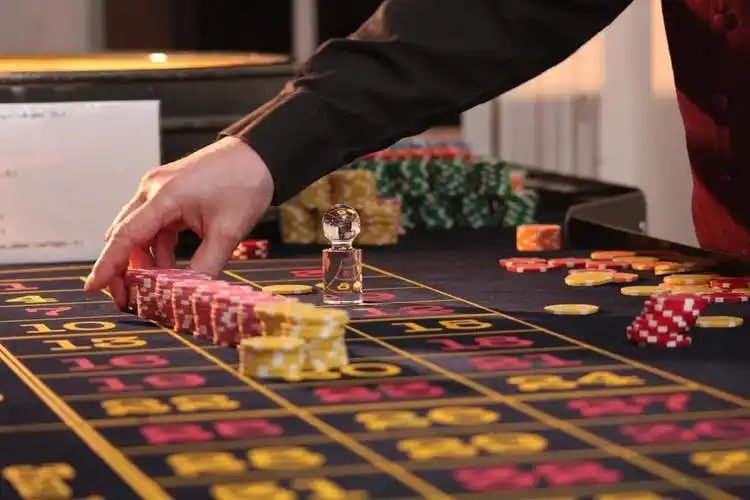Pengguna menikmati taruhan menggunakan ponsel pintar di platform 88asia